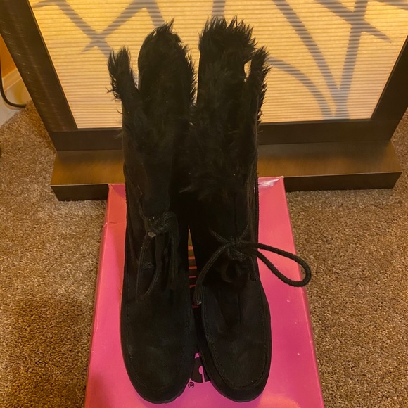 Used - furry heel boots - Picture 3 of 4